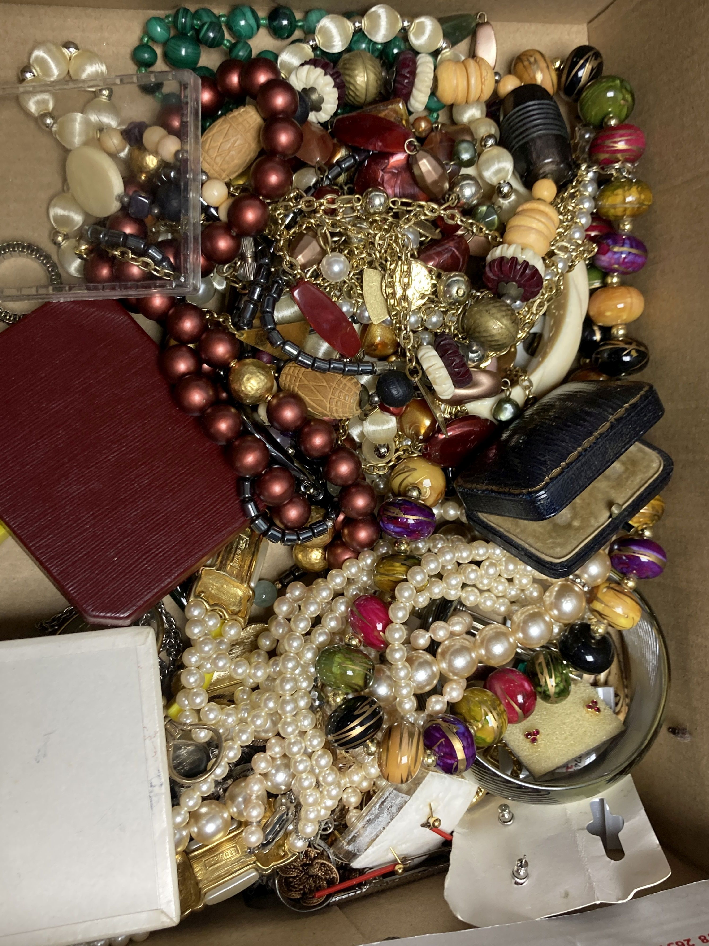 Assorted costume jewellery.